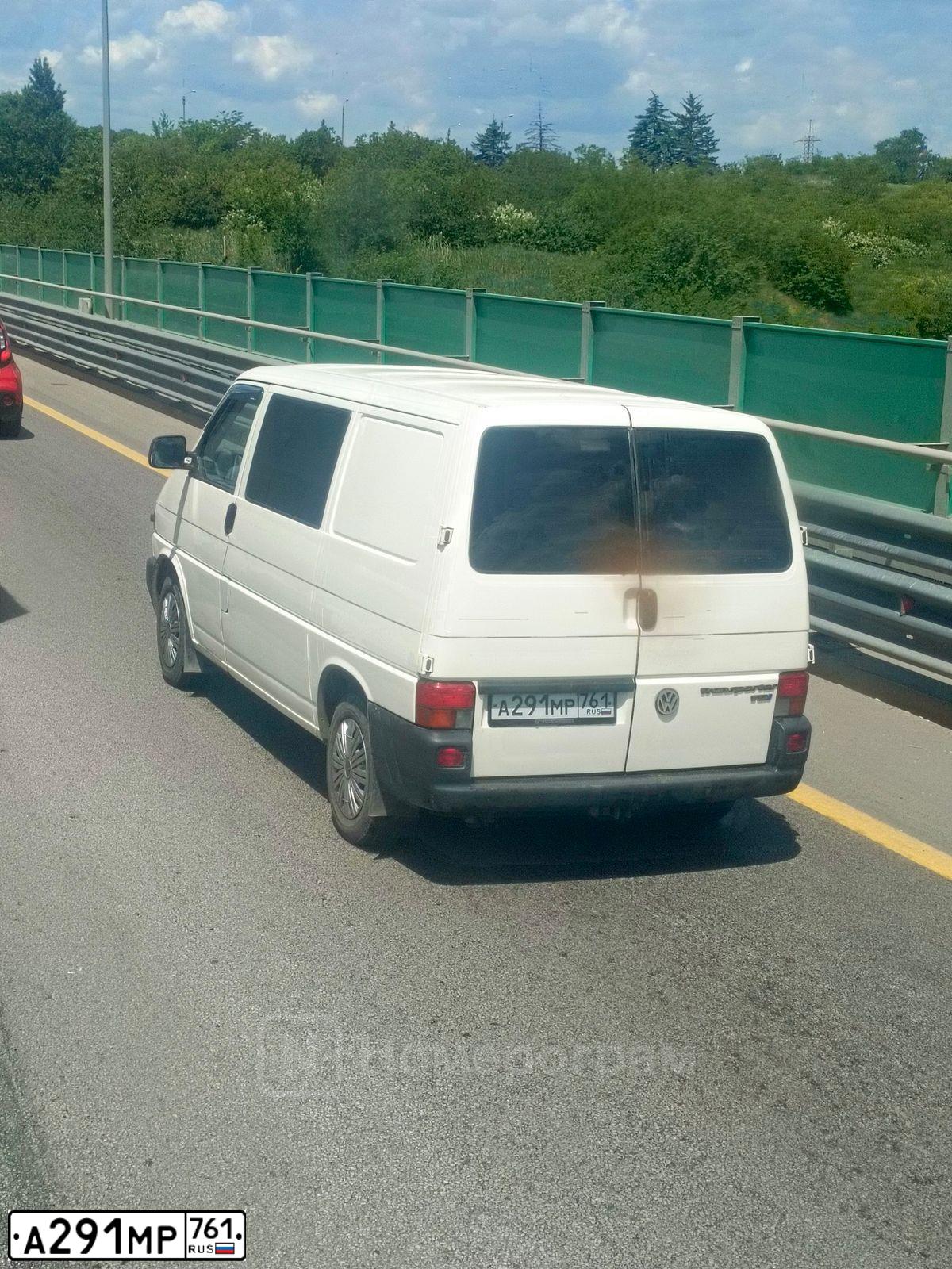Фото автомобиля VOLKSWAGEN TRANSPORTER, 2002 — госномер А291МР761. Цвет: Белый