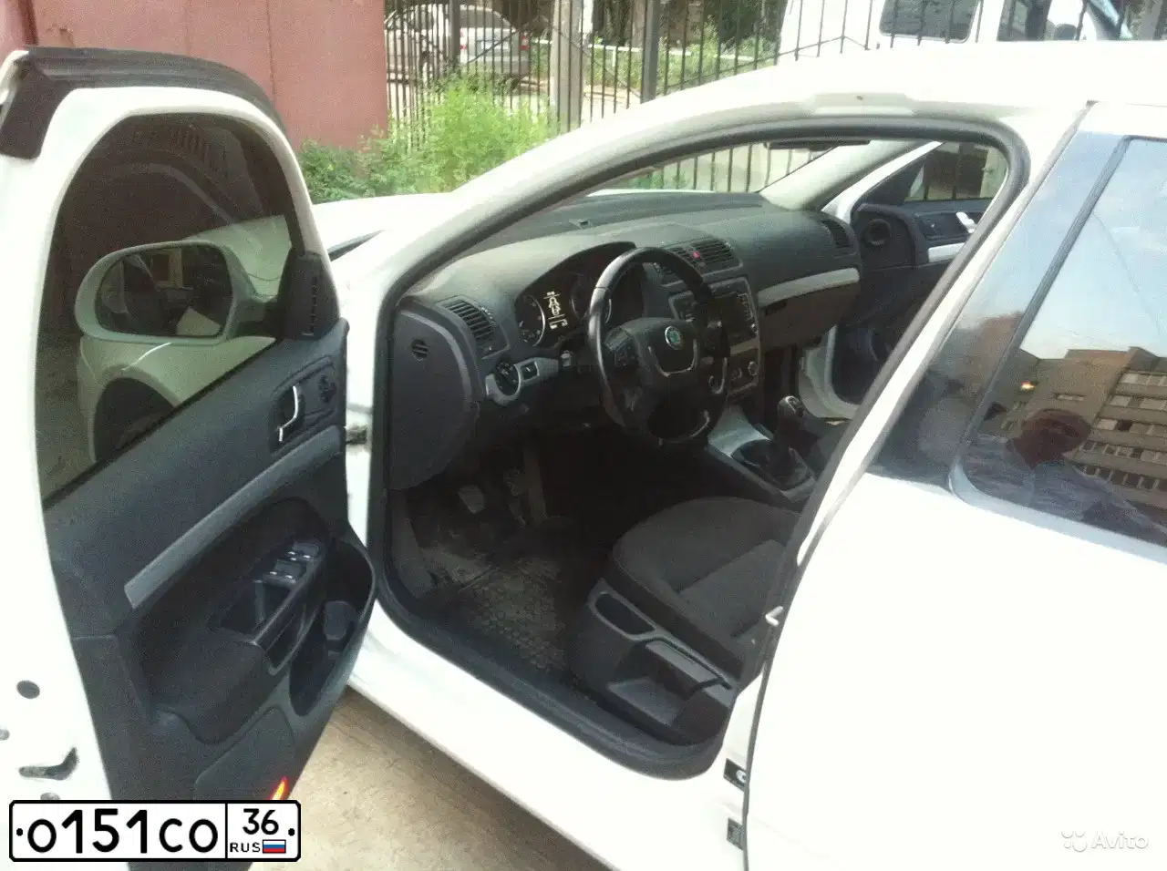 Фото автомобиля SKODA OCTAVIA, 2011 — госномер Е999КО68. Цвет: БЕЛЫЙ