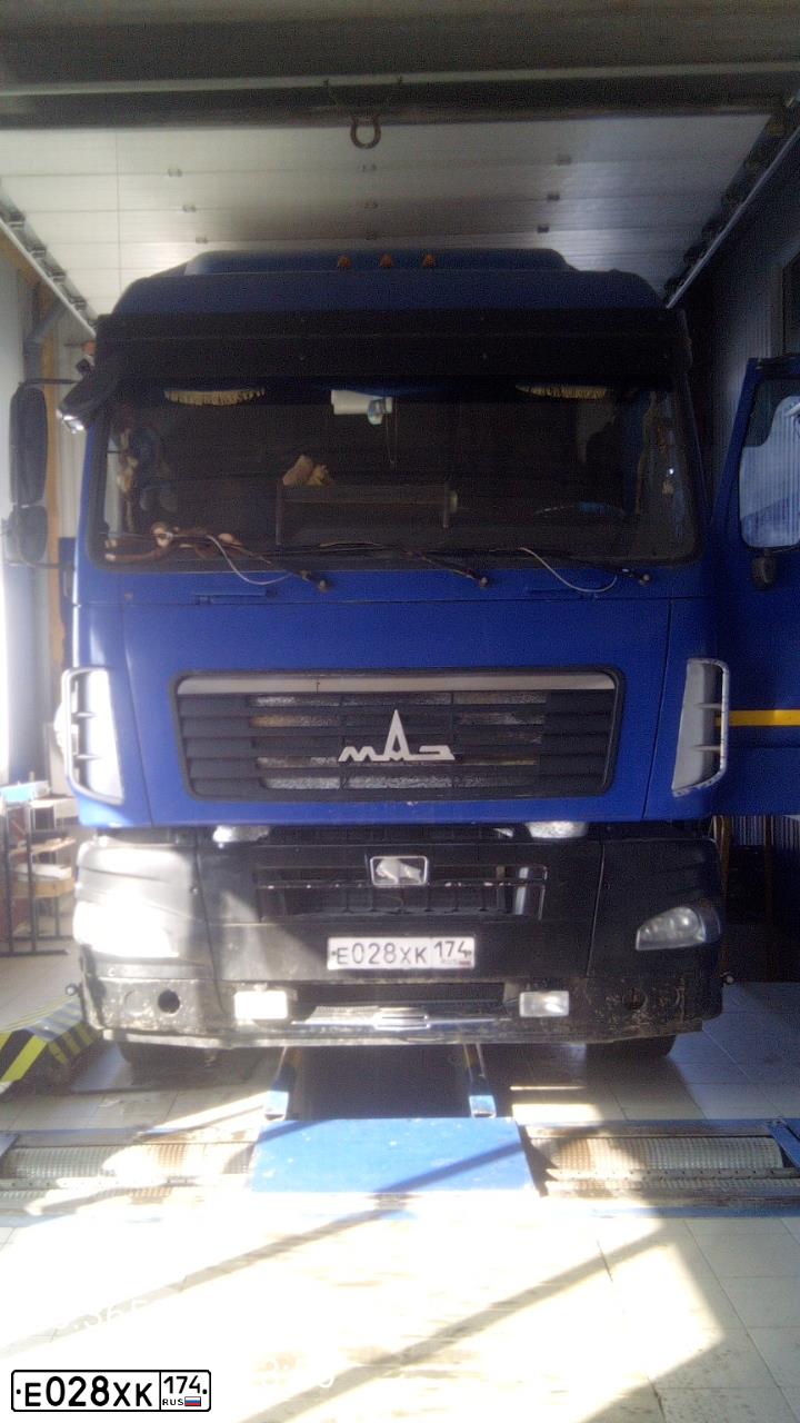 Фото автомобиля MAZ 5440 /4X2/, 2011 — госномер Е028ХК174. Цвет: СИНИЙ