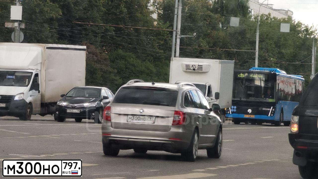 Фото автомобиля SKODA SUPERB, 2014 — госномер М300НО797. Цвет: БЕЖЕВЫЙ