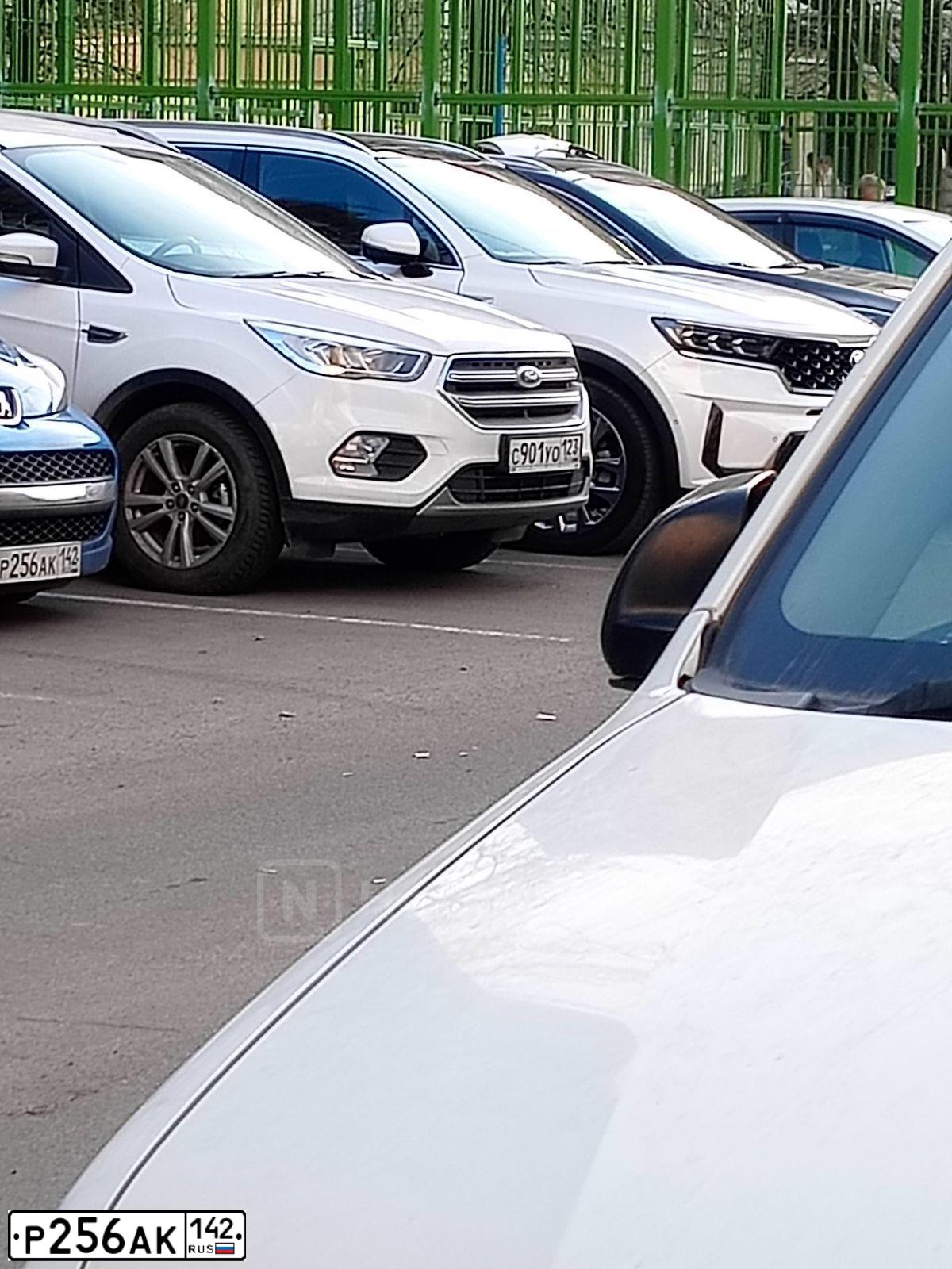 Фото автомобиля PEUGEOT 107, 2011 — госномер Р256АК142. Цвет: ЯРКО-СИНИЙ