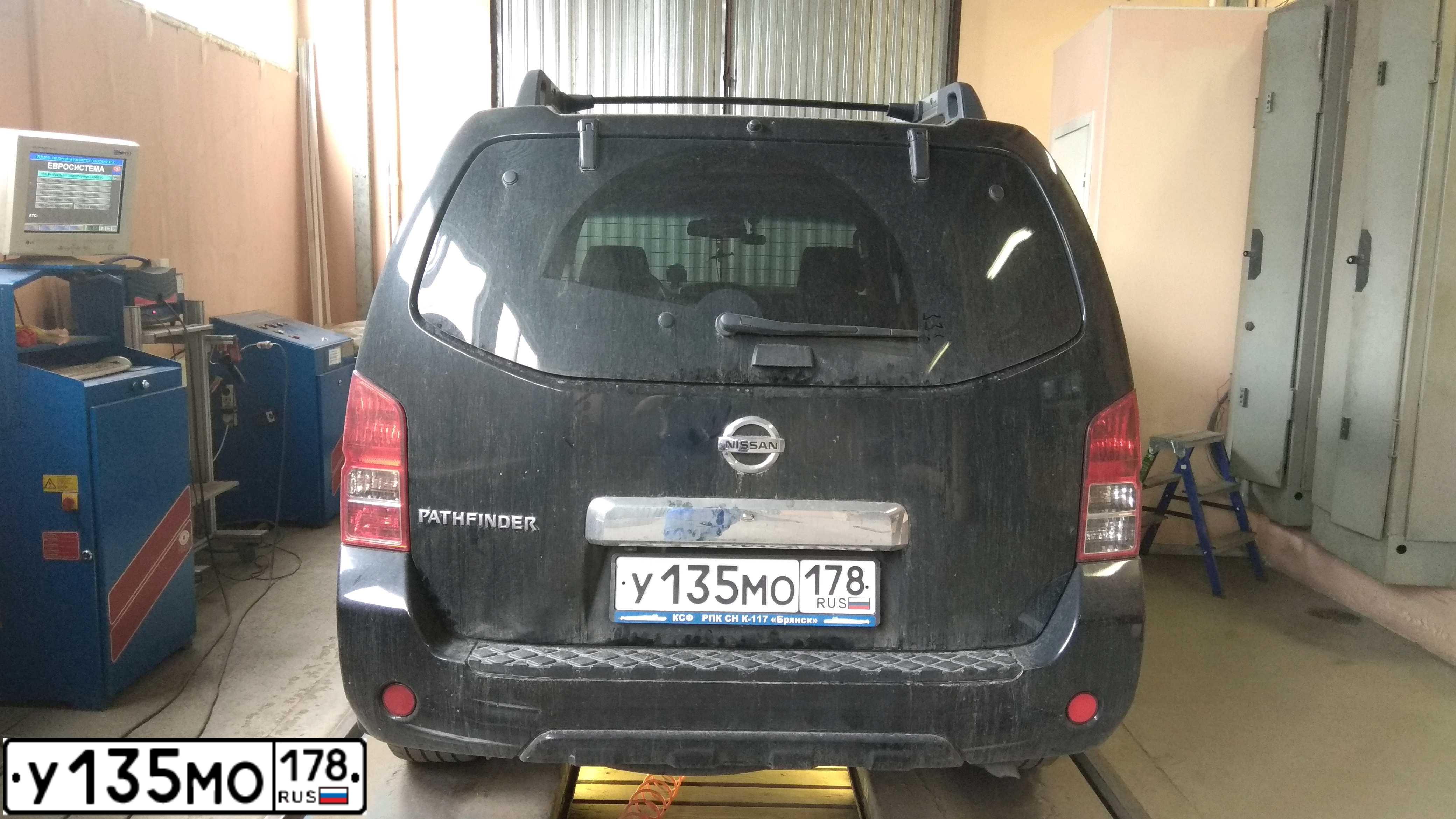 Фото автомобиля NISSAN PATHFINDER, 2011 — госномер У135МО178. Цвет: ЧЕРНЫЙ