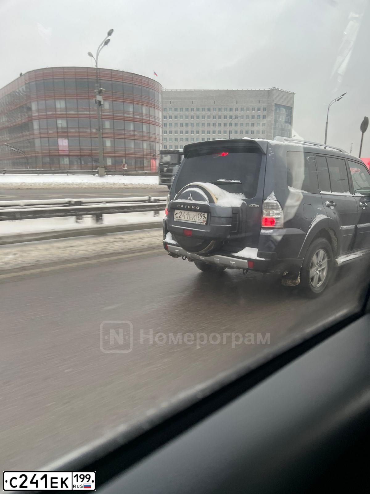 Фото автомобиля MITSUBISHI PAJERO, 2007 — госномер С241ЕК199. Цвет: ТЕМНО-СЕРЫЙ