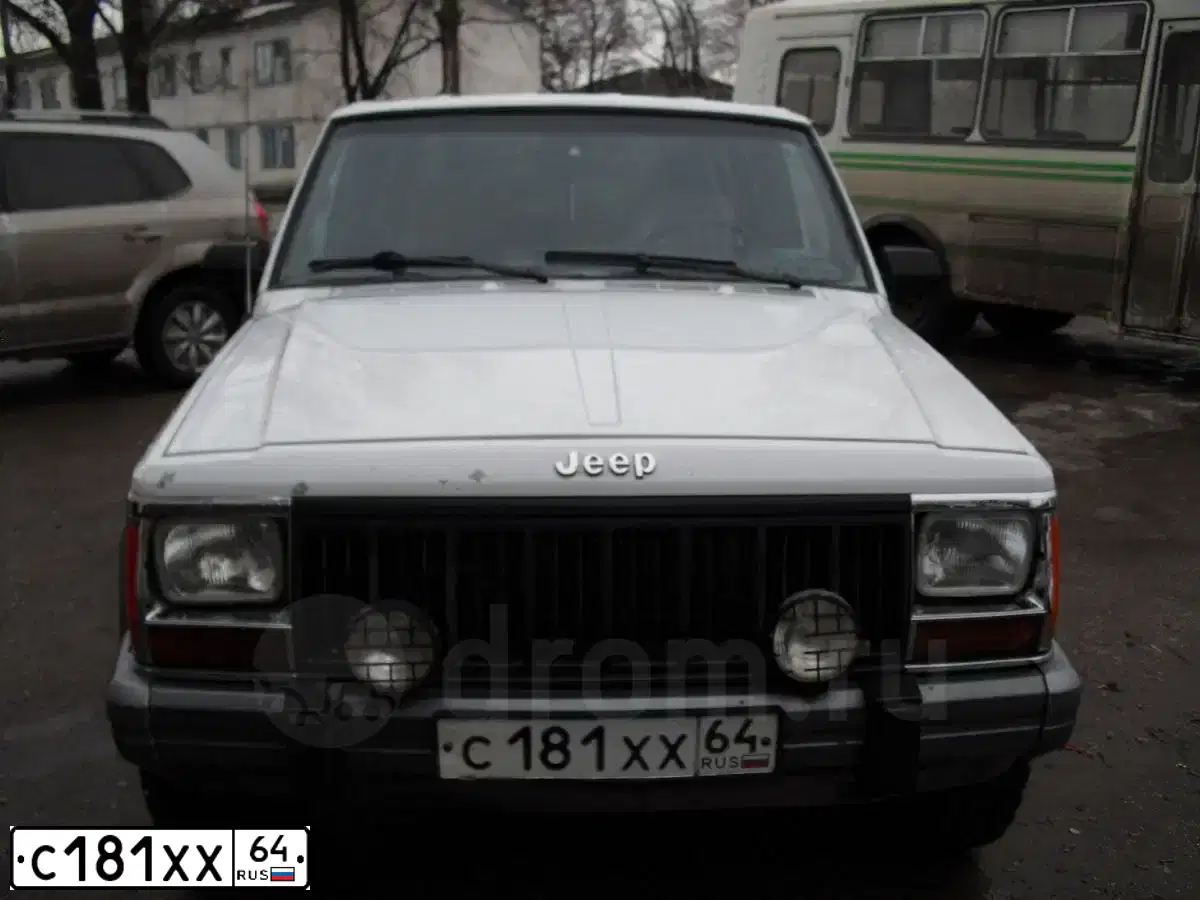 Фото автомобиля RENAULT LOGAN, 2006 — госномер С181ХХ64. Цвет: СВЕТЛО-ЗЕЛЕНЫЙ