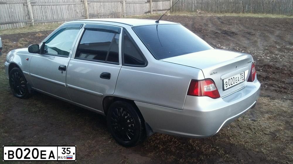 Фото автомобиля DAEWOO NEXIA, 2010 — госномер В020ЕА35. Цвет: Серебристый