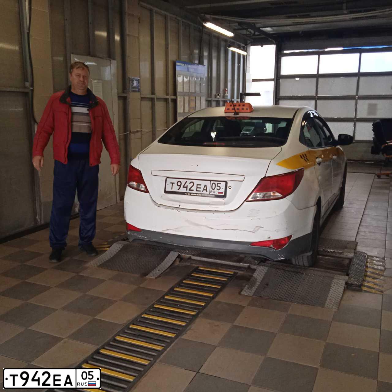 Фото автомобиля HYUNDAI SOLARIS, 2016 — госномер Т942ЕА05. Цвет: БЕЛЫЙ-ЖЕЛТЫЙ-СЕРЫЙ