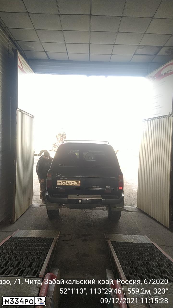 Фото автомобиля TOYOTA LANDCRUISER, 1996 — госномер С100ВЕ38. Цвет: ЗЕЛЕНЫЙ