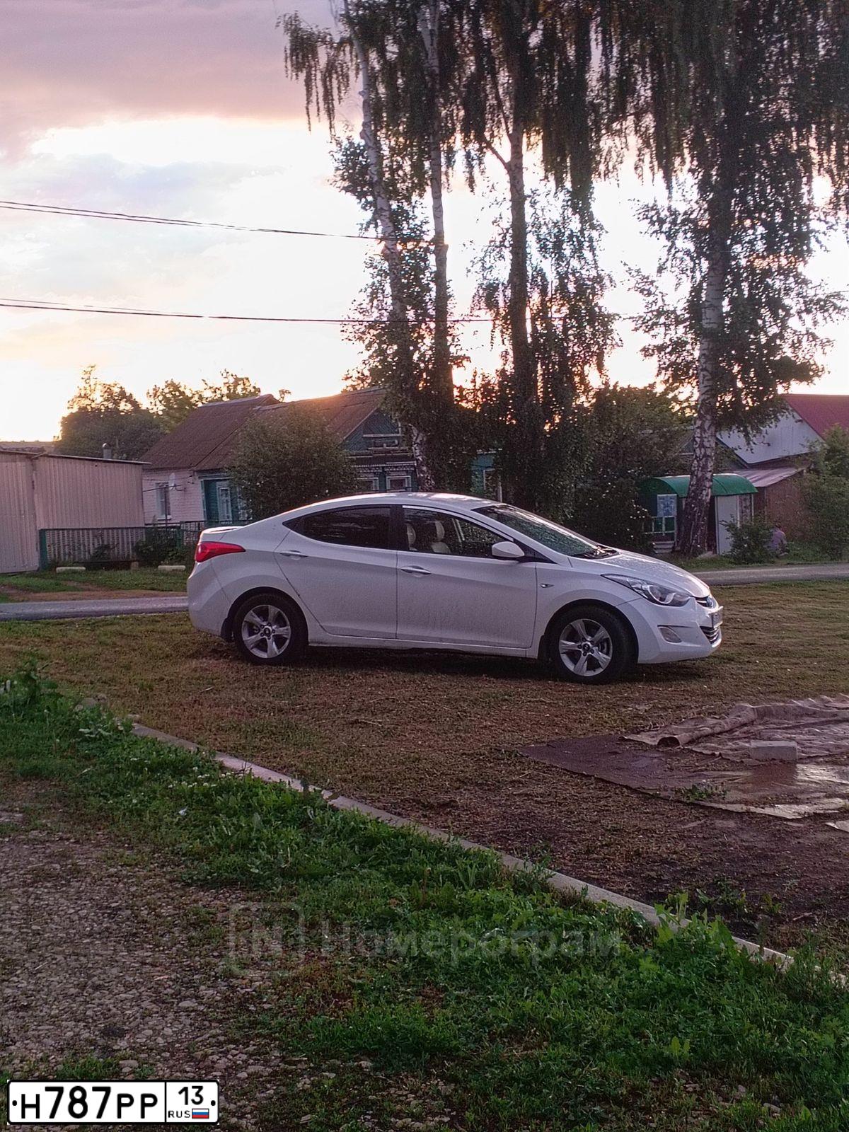 Фото автомобиля HYUNDAI SOLARIS, 2012 — госномер К881ТЕ13. Цвет: ТЕМНО-СИНИЙ