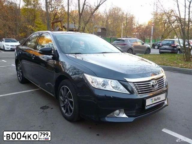 Фото автомобиля TOYOTA CAMRY, 2013 — госномер В004КО799. Цвет: СЕРЫЙ ТЕМНЫЙ