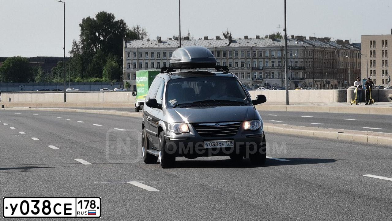 Фото автомобиля CHRYSLER VOYAGER, 2007 — госномер У038СЕ178. Цвет: ТЕМНО-СЕРЫЙ