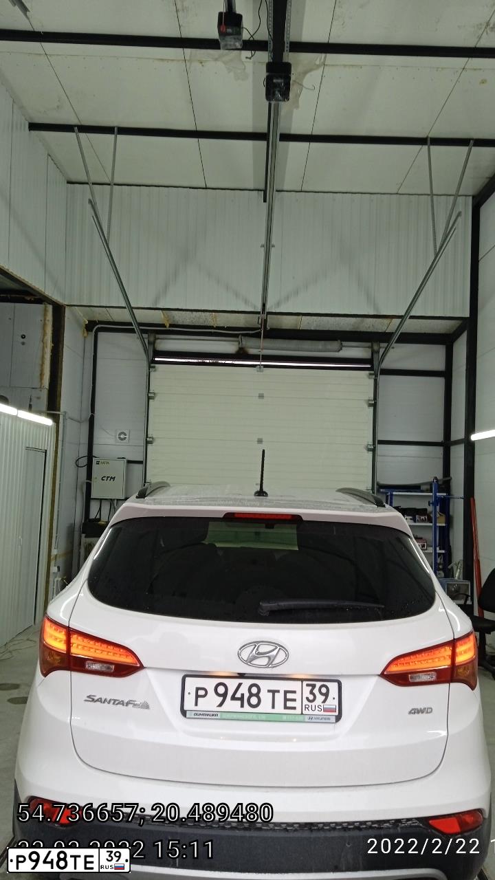 Фото автомобиля HYUNDAI SANTA FE, 2014 — госномер Р948ТЕ39. Цвет: Белый