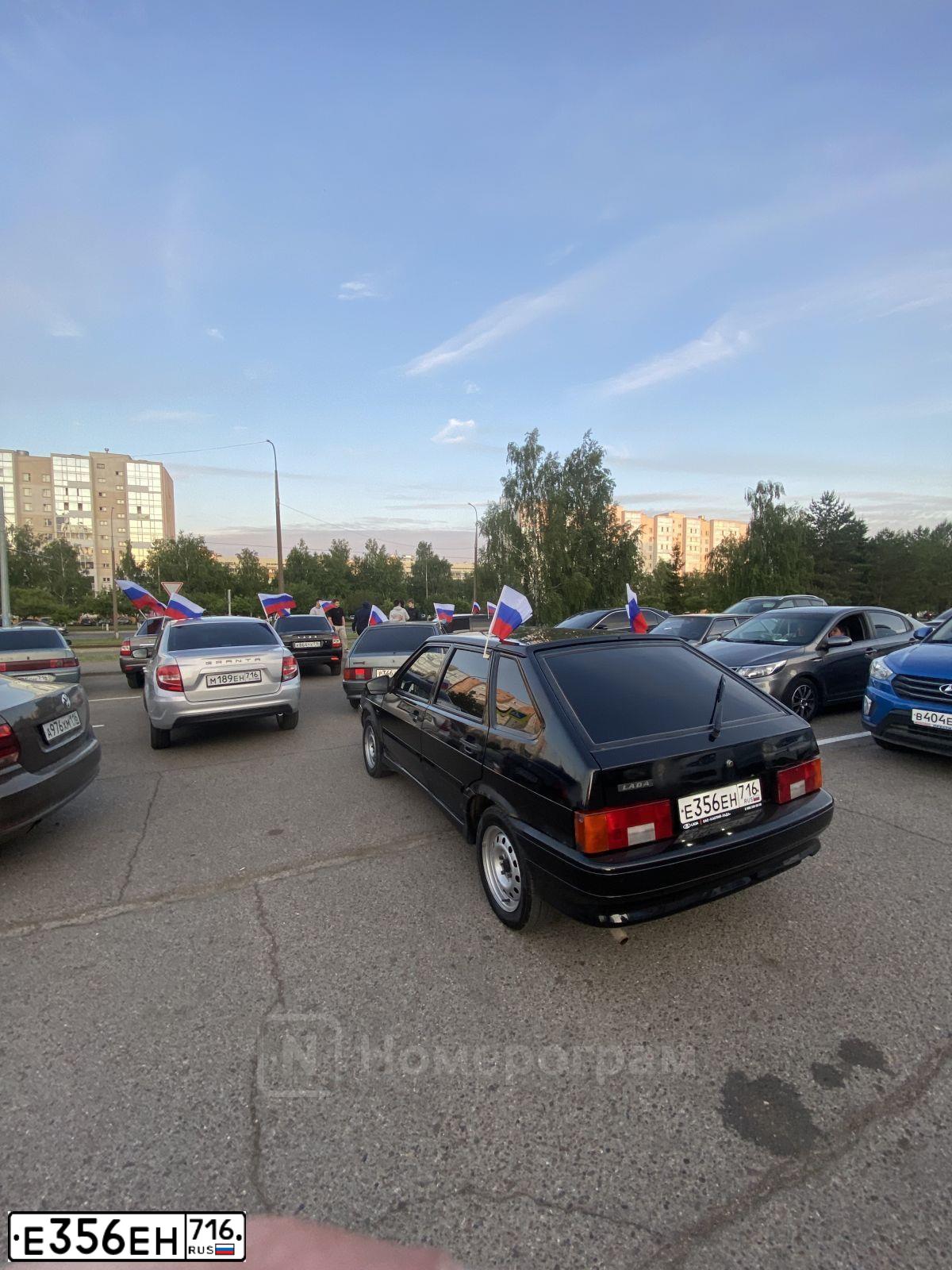 Фото автомобиля LADA 2114 SAMARA, 2013 — госномер Е356ЕН716. Цвет: Сине-Черный