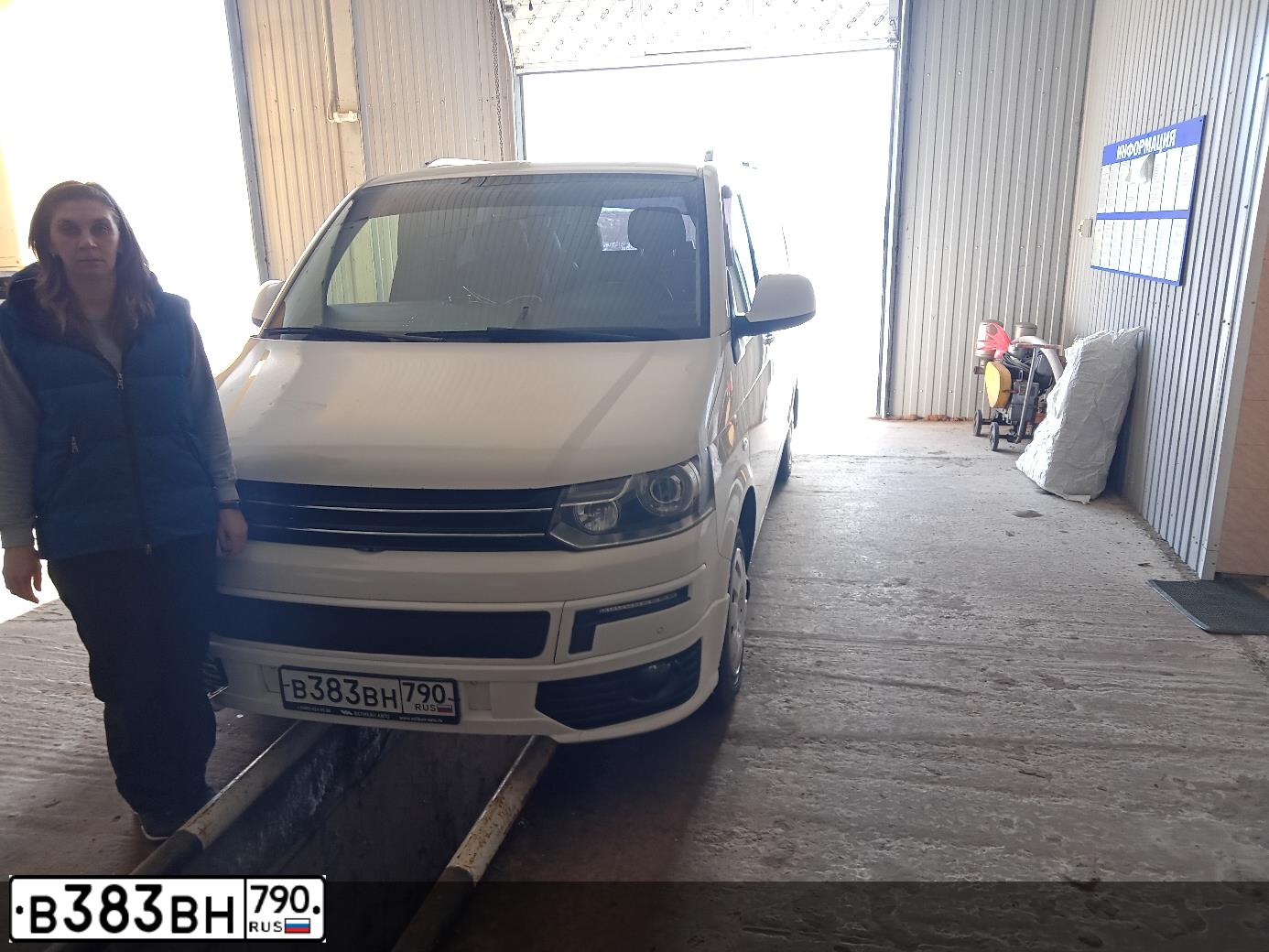 Фото автомобиля VOLKSWAGEN CARAVELLE, 2013 — госномер Х357НТ31