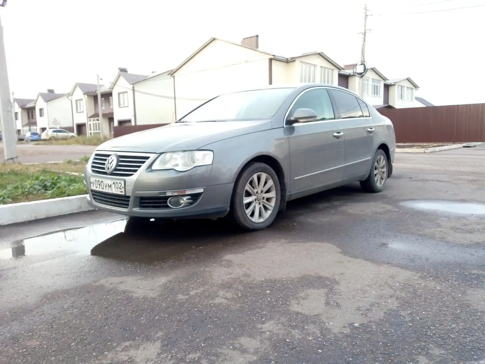 Фото автомобиля VOLKSWAGEN PASSAT, 2008 — госномер У090УМ102. Цвет: Серый