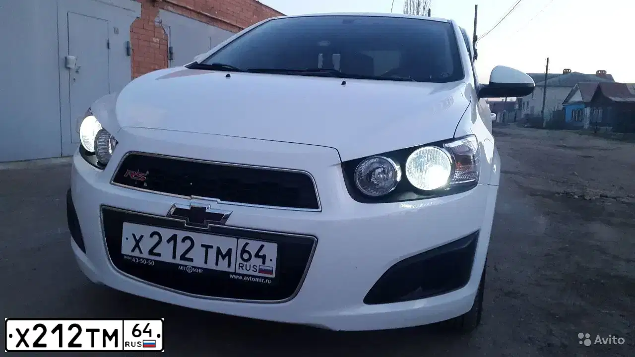 Фото автомобиля CHEVROLET AVEO, 2012 — госномер Х212ТМ64. Цвет: Белый