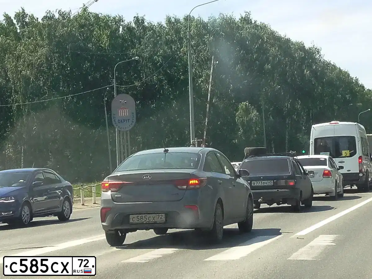 Фото автомобиля KIA RIO, 2018 — госномер С585СХ72. Цвет: Серый