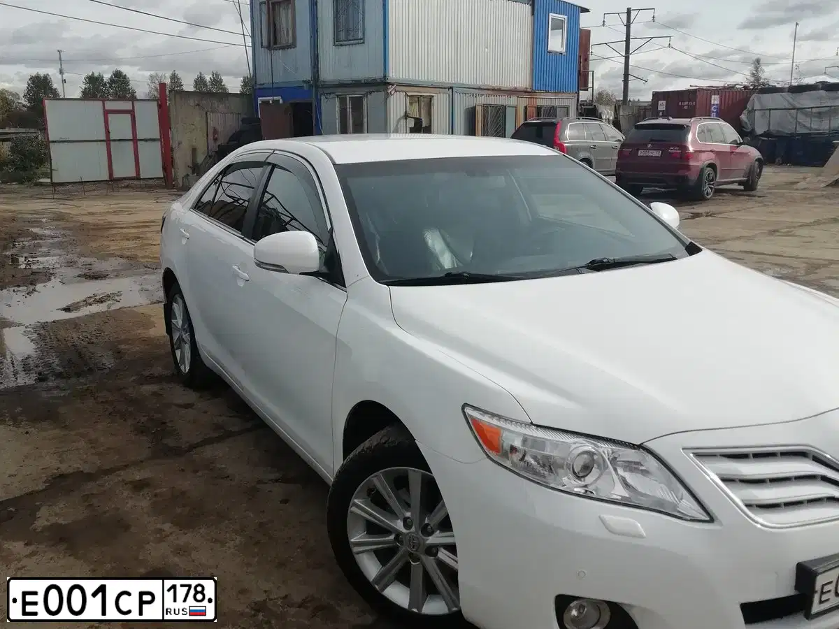 Фото автомобиля ТОЙОТА CAMRY, 2011 — госномер Т832ВВ198. Цвет: Белый