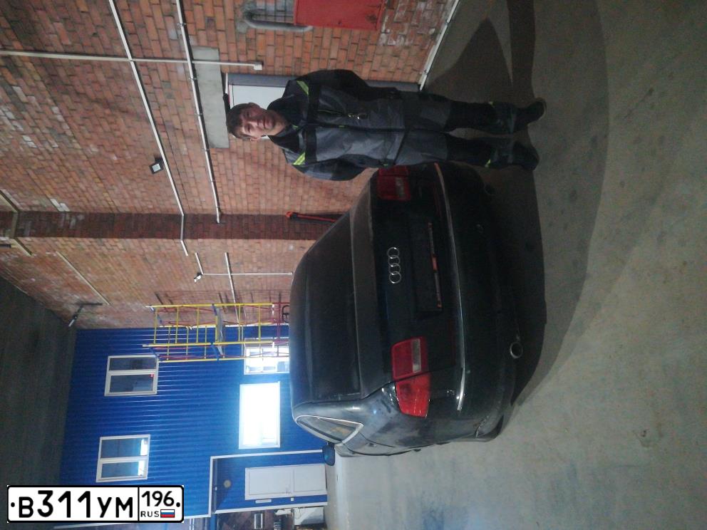 Фото автомобиля AUDI A8, 2003 — госномер В311УМ196. Цвет: Темно-зеленый