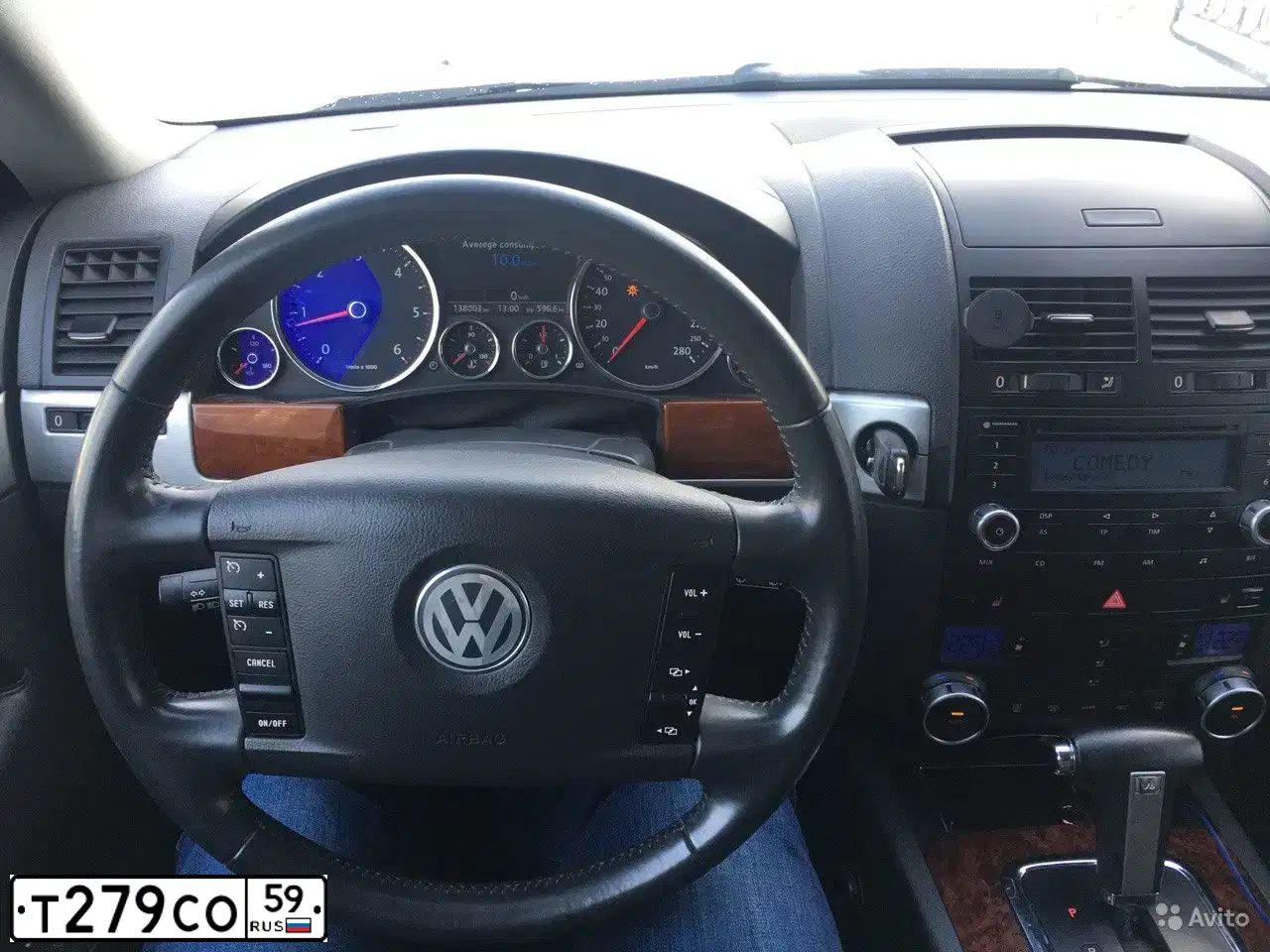 Фото автомобиля VOLKSWAGEN TOUAREG, 2009 — госномер А004ЕН702. Цвет: Серебристый