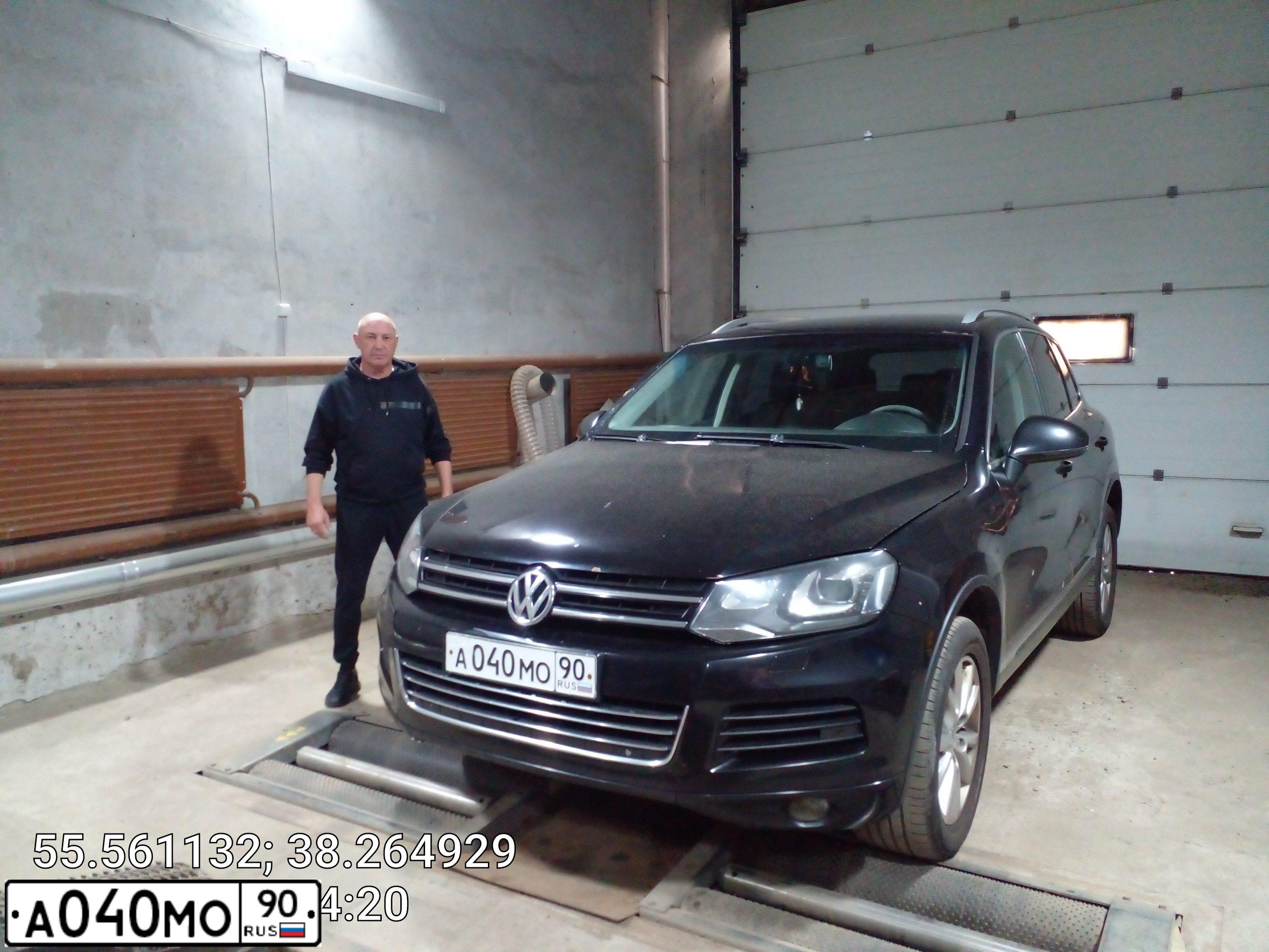 Фото автомобиля VOLKSWAGEN TOUAREG, 2012 — госномер А040МО90. Цвет: ЧЕРНЫЙ