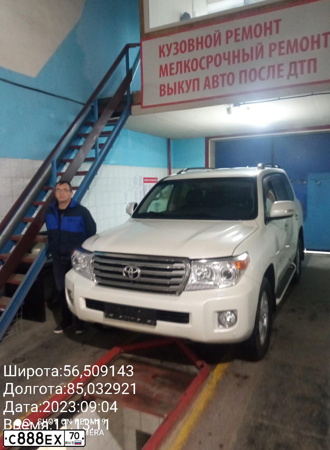 Фото автомобиля TOYOTA LANDCRUISER 200, 2011 — госномер С888ЕХ70. Цвет: ЧЕРНЫЙ