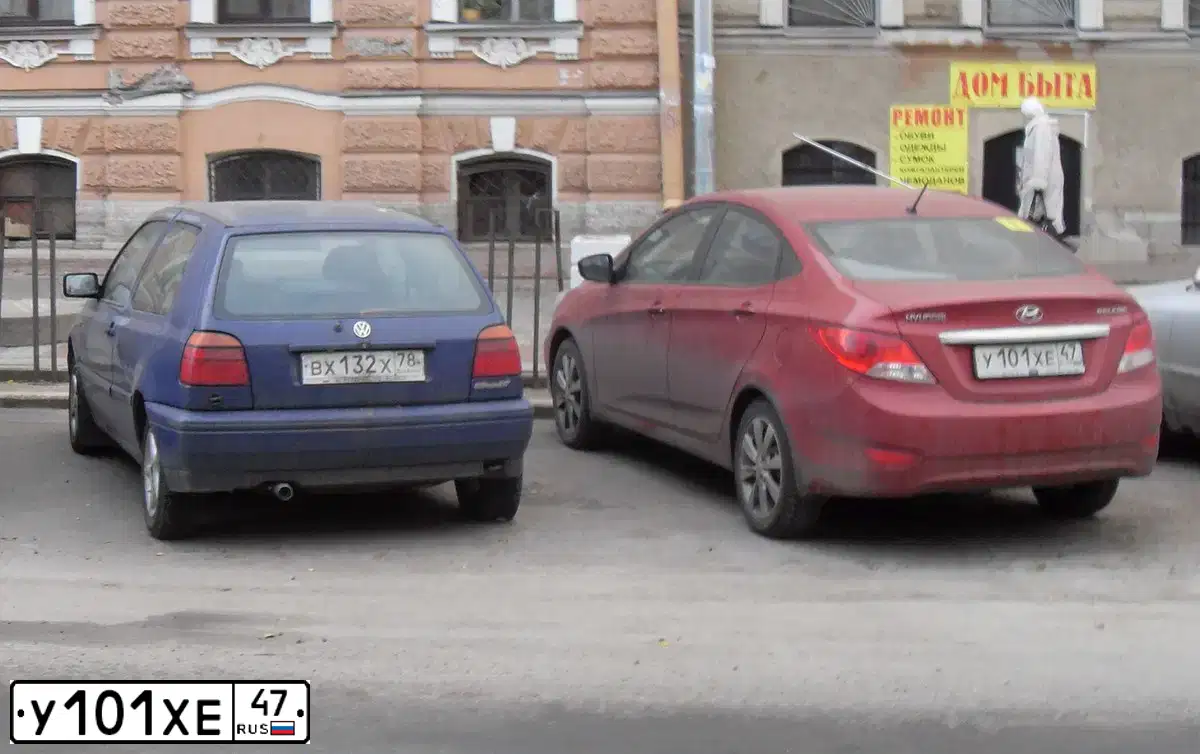 Фото автомобиля HYUNDAI SOLARIS, 2012 — госномер У101ХЕ47. Цвет: КРАСНЫЙ ГРАНАТ