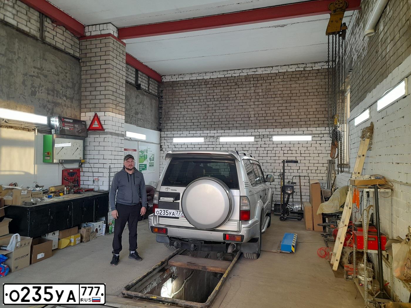 Фото автомобиля TOYOTA LANDCRUISER, 2001 — госномер М654ТК82. Цвет: Серебристый