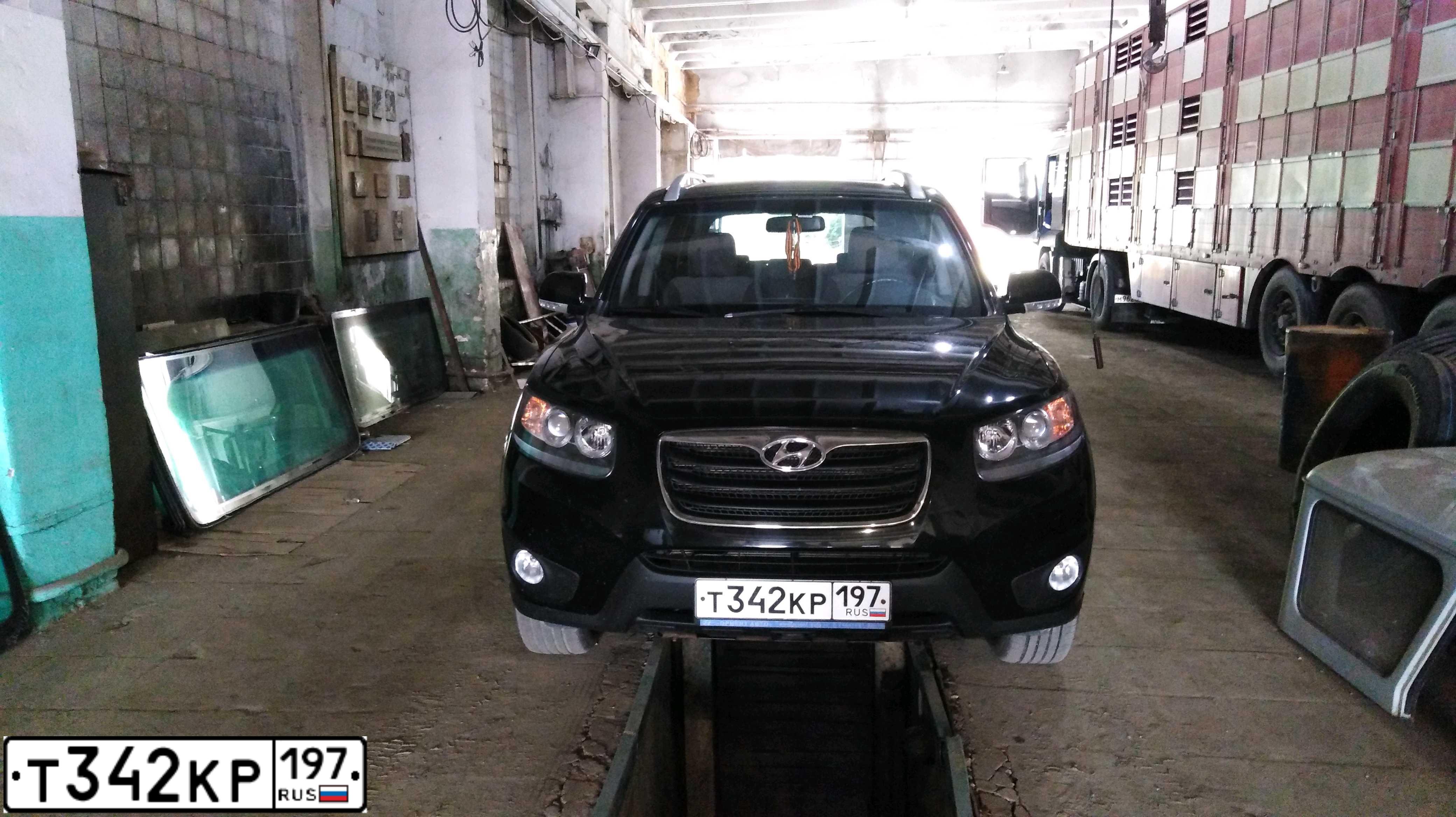 Фото автомобиля HYUNDAI SANTA FE, 2010 — госномер О752ХХ44. Цвет: ЧЕРНЫЙ