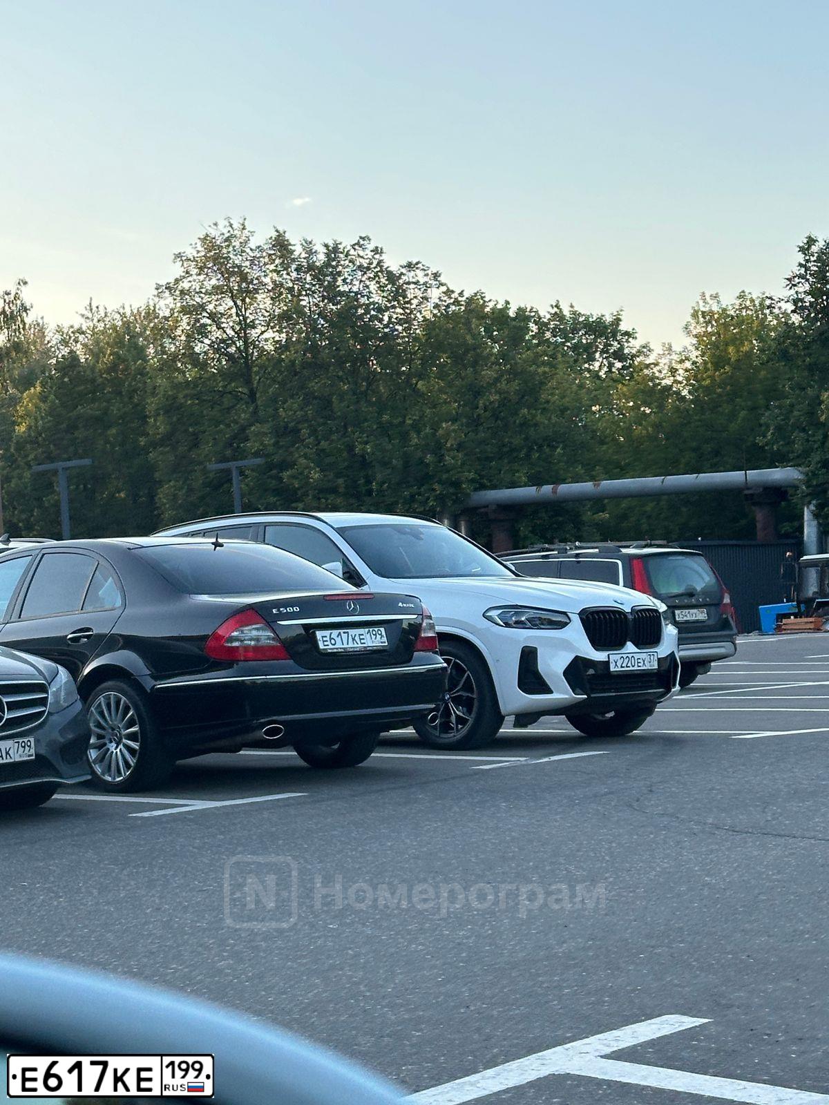 Фото автомобиля MERCEDES E-KLASSE, 2008 — госномер Е617КЕ199. Цвет: ЧЕРНЫЙ