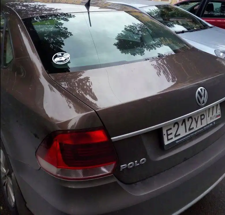 Фото автомобиля VOLKSWAGEN POLO, 2016 — госномер У321МТ72. Цвет: Коричневый