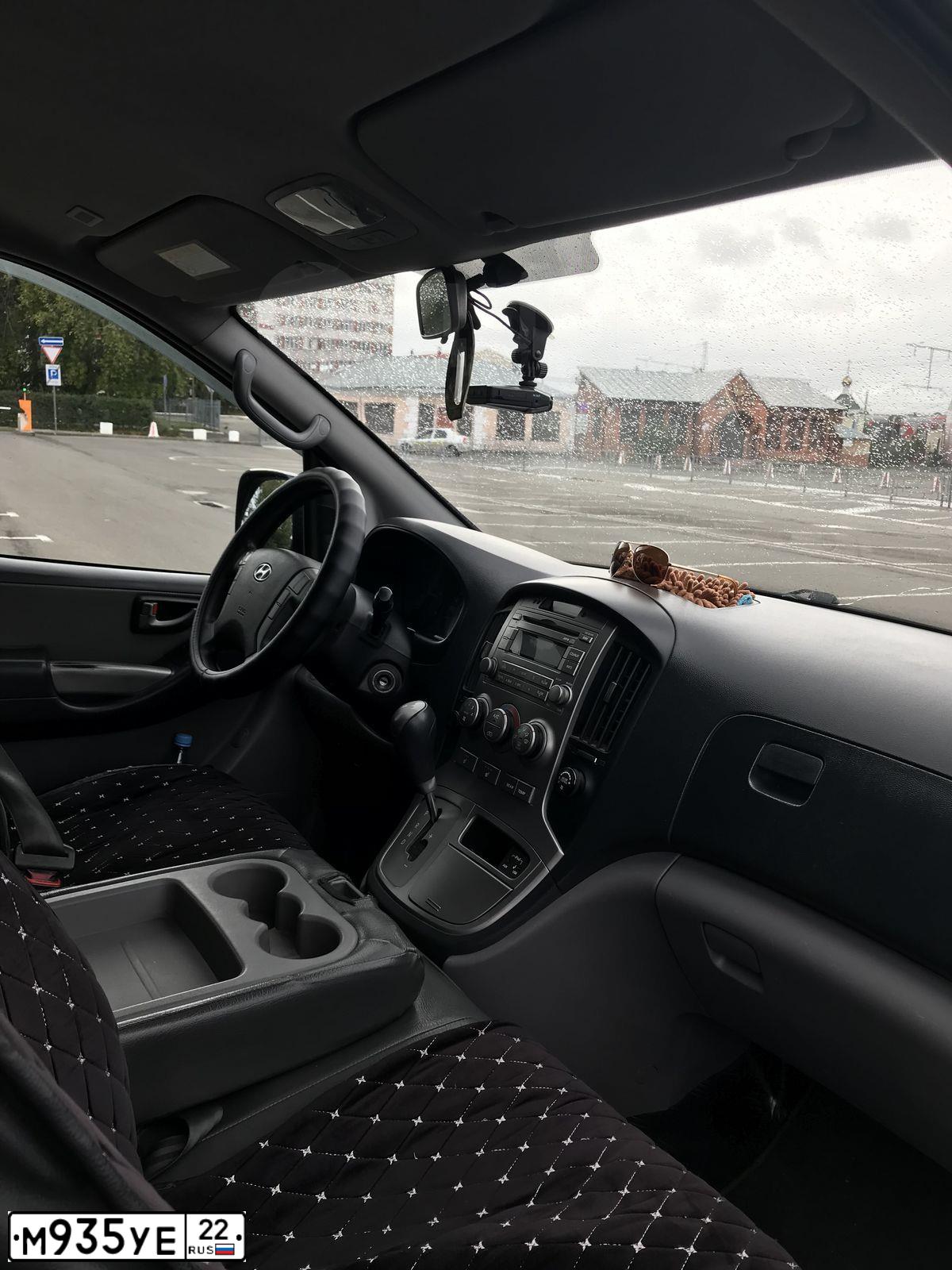 Фото автомобиля HYUNDAI GRAND STAREX, 2012 — госномер Е488КТ797. Цвет: СЕРЫЙ