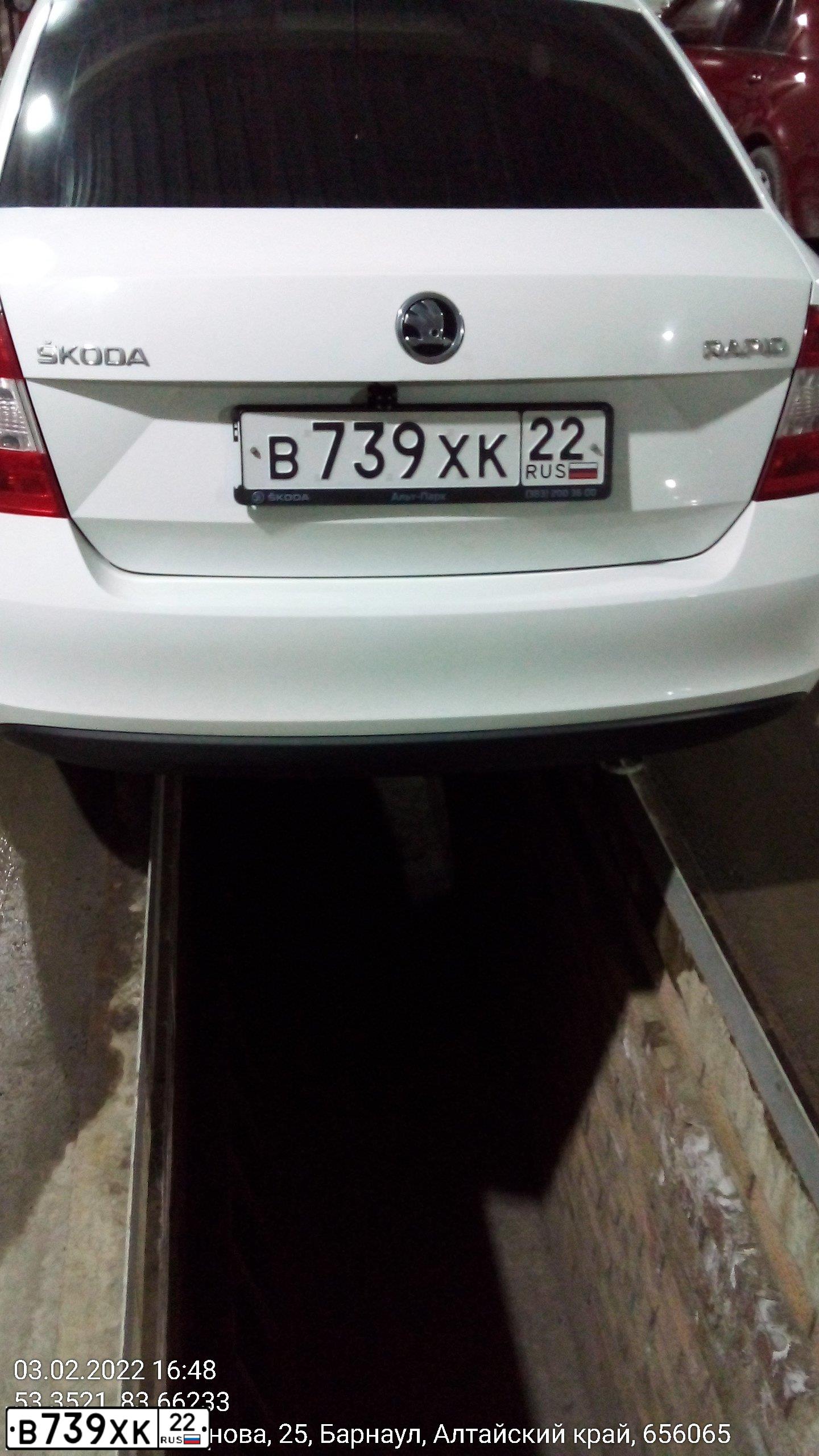 Фото автомобиля SKODA RAPID, 2014 — госномер Х867ЕС196. Цвет: Белый
