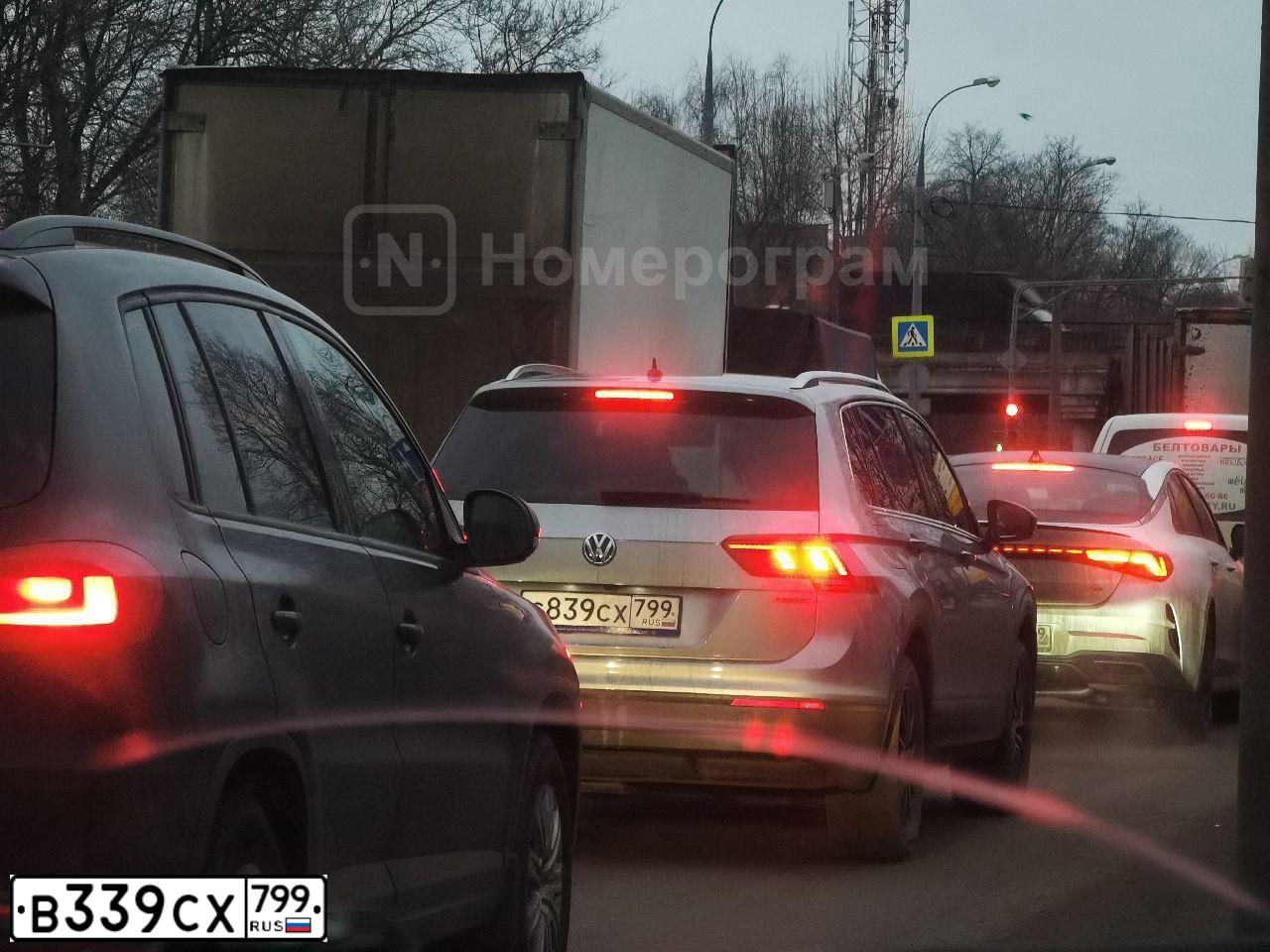 Фото автомобиля TOYOTA CAMRY, 2020 — госномер В339СХ799. Цвет: БЕЛЫЙ