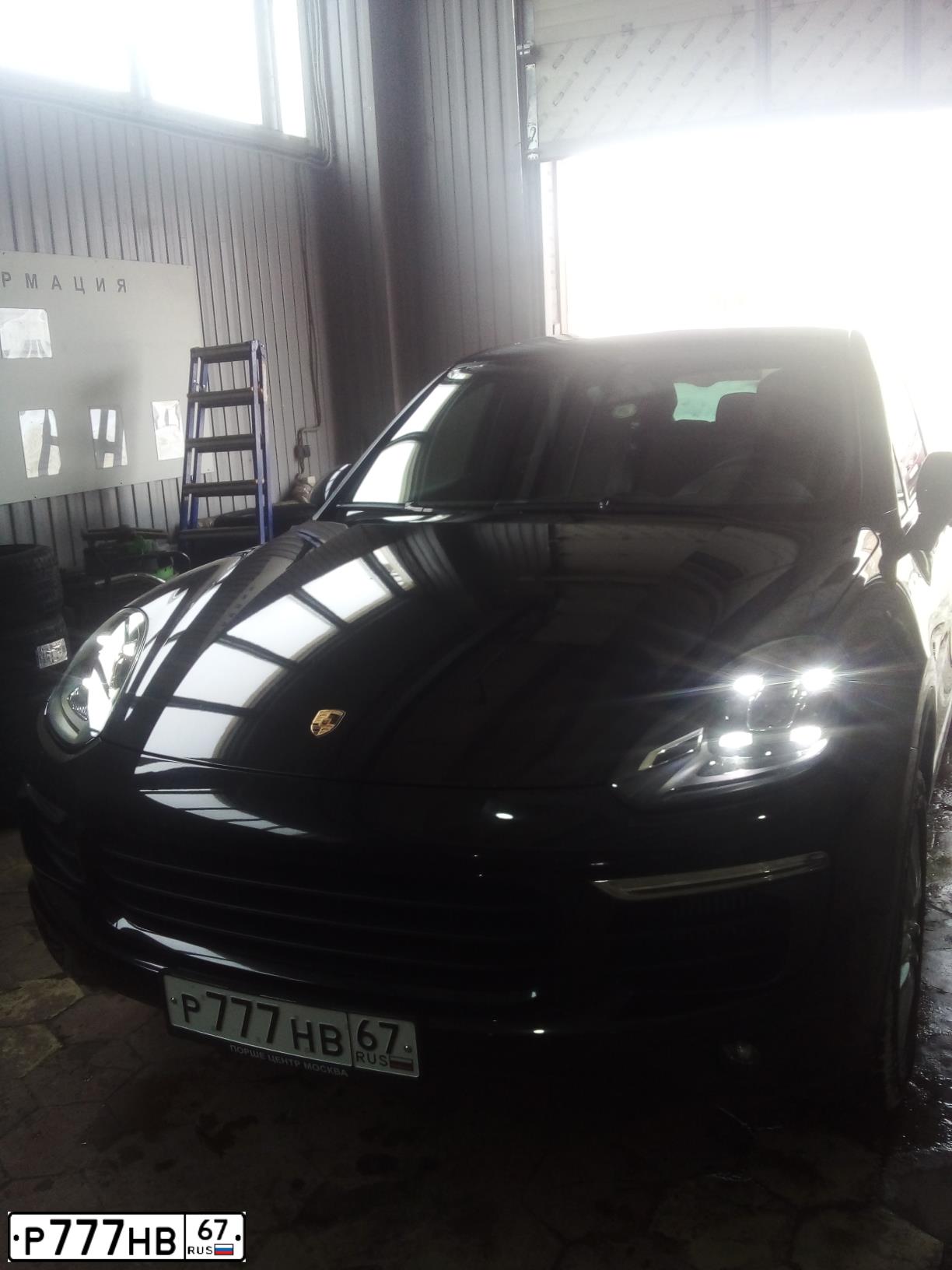 Фото автомобиля PORSCHE CAYENNE, 2015 — госномер Р777НВ67. Цвет: ЧЕРНЫЙ