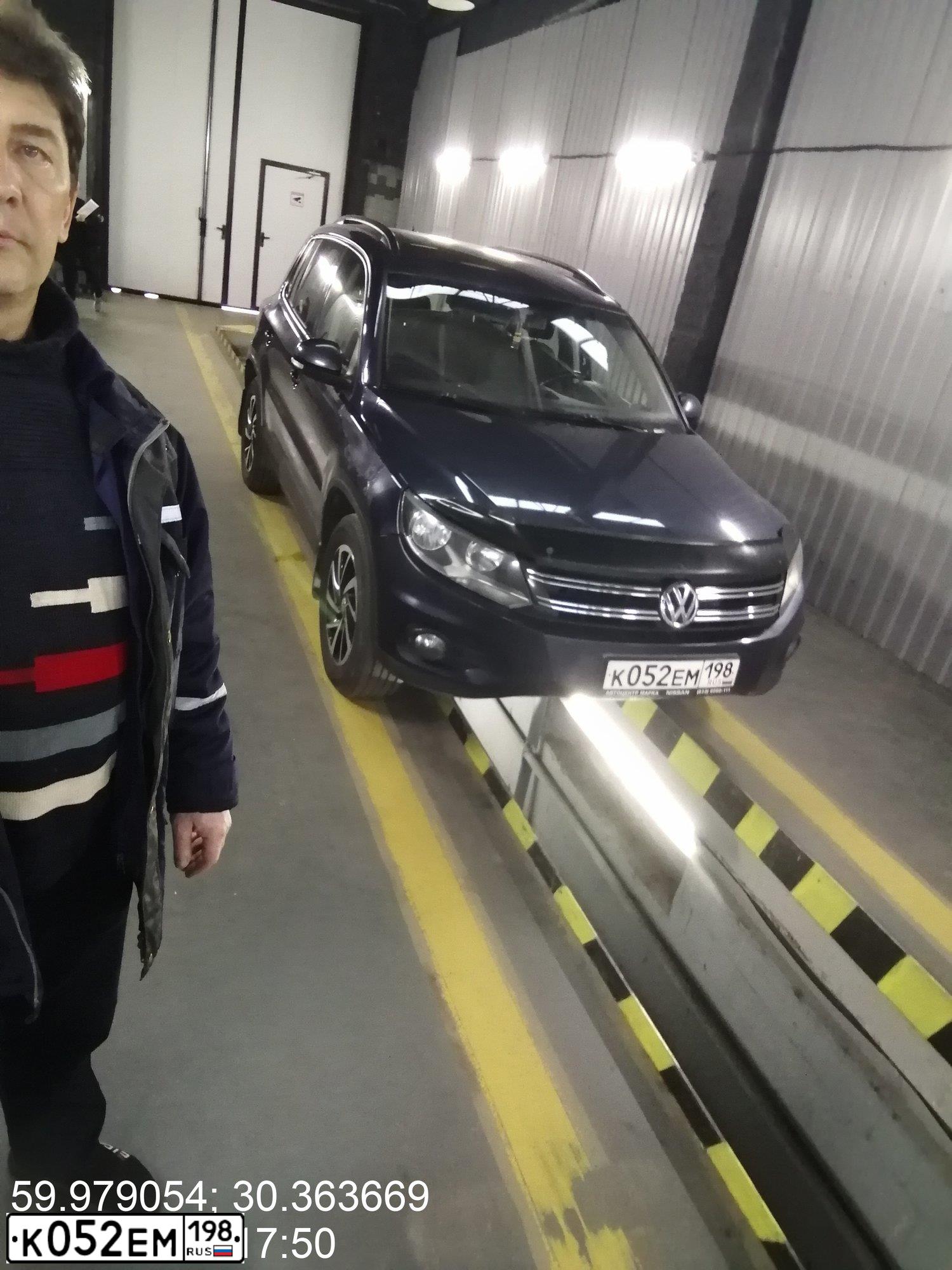 Фото автомобиля VOLKSWAGEN TIGUAN, 2012 — госномер Е373ХМ12. Цвет: Темно-синий