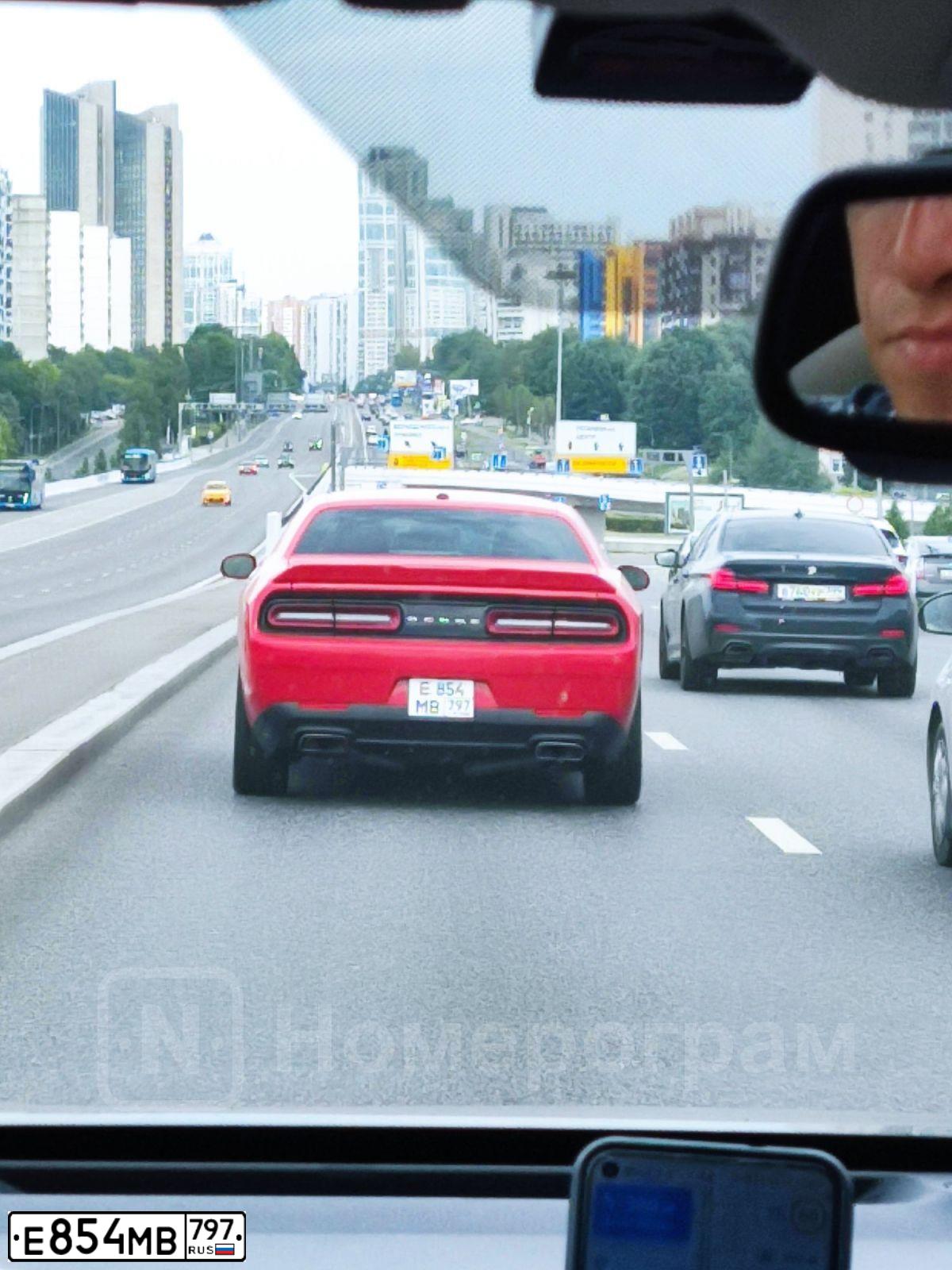 Фото автомобиля DODGE CHALLENGER, 2020 — госномер Е854МВ797. Цвет: Красный
