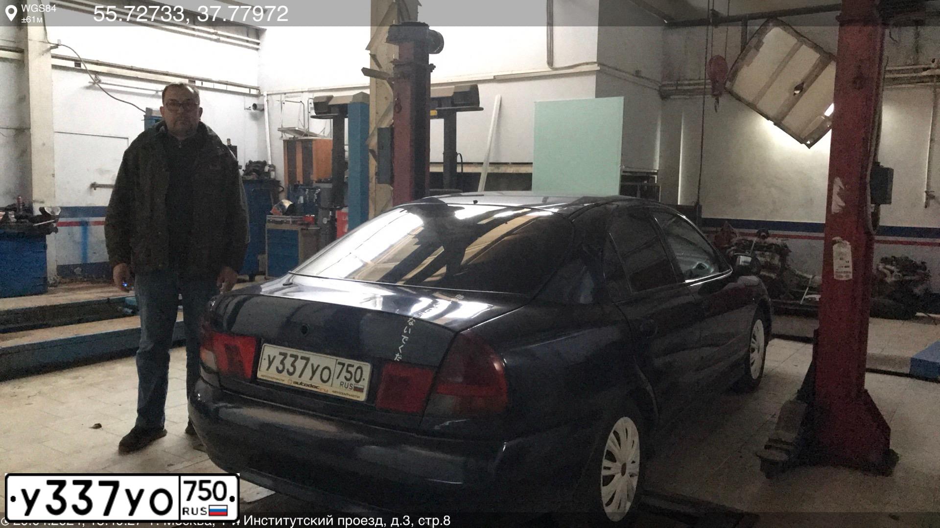 Фото автомобиля MITSUBISHI CARISMA, 1999 — госномер Е915КА977. Цвет: синий