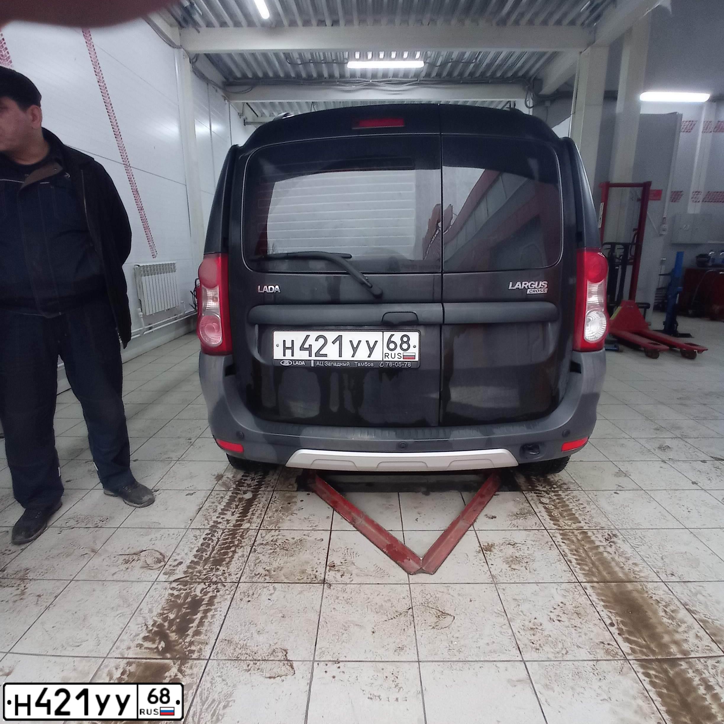 Фото автомобиля LADA LARGUS, 2016 — госномер К833ЕО977. Цвет: ЧЕРНЫЙ