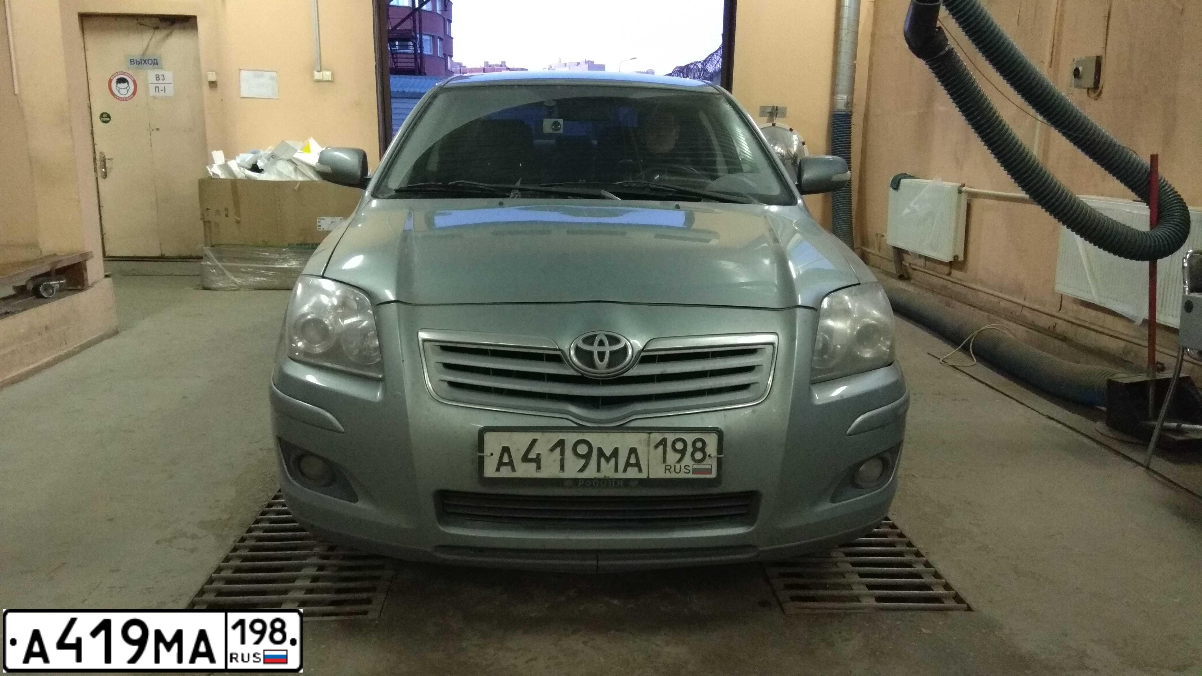 Фото автомобиля TOYOTA AVENSIS, 2008 — госномер М140МР10. Цвет: серебристый