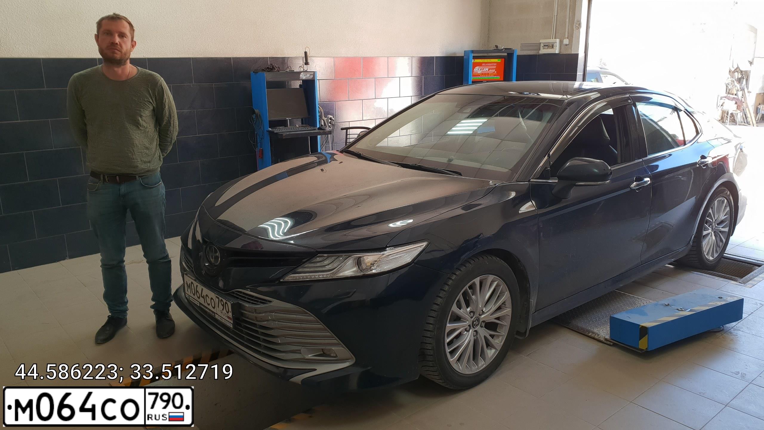 Фото автомобиля TOYOTA CAMRY, 2018 — госномер Р702АС550. Цвет: ТЕМНО-СИНИЙ МЕТАЛЛИК