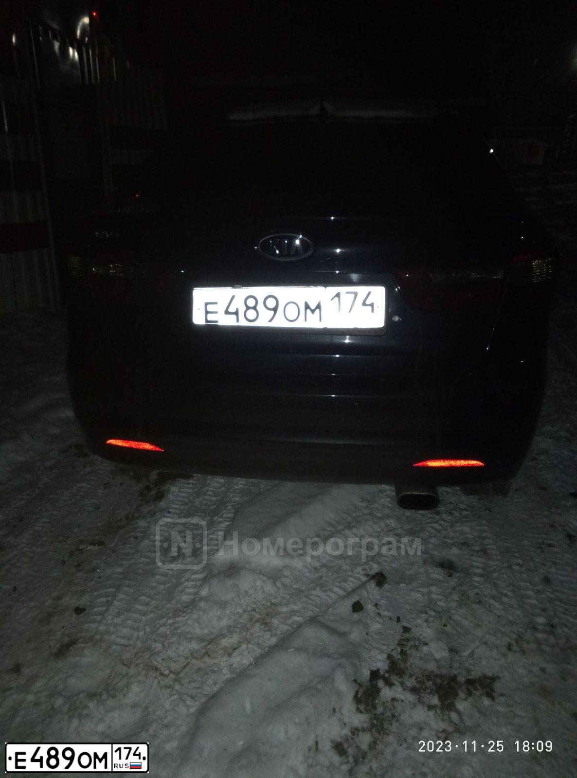 Фото автомобиля KIA RIO, 2012 — госномер Е489ОМ174. Цвет: ЧЕРНЫЙ