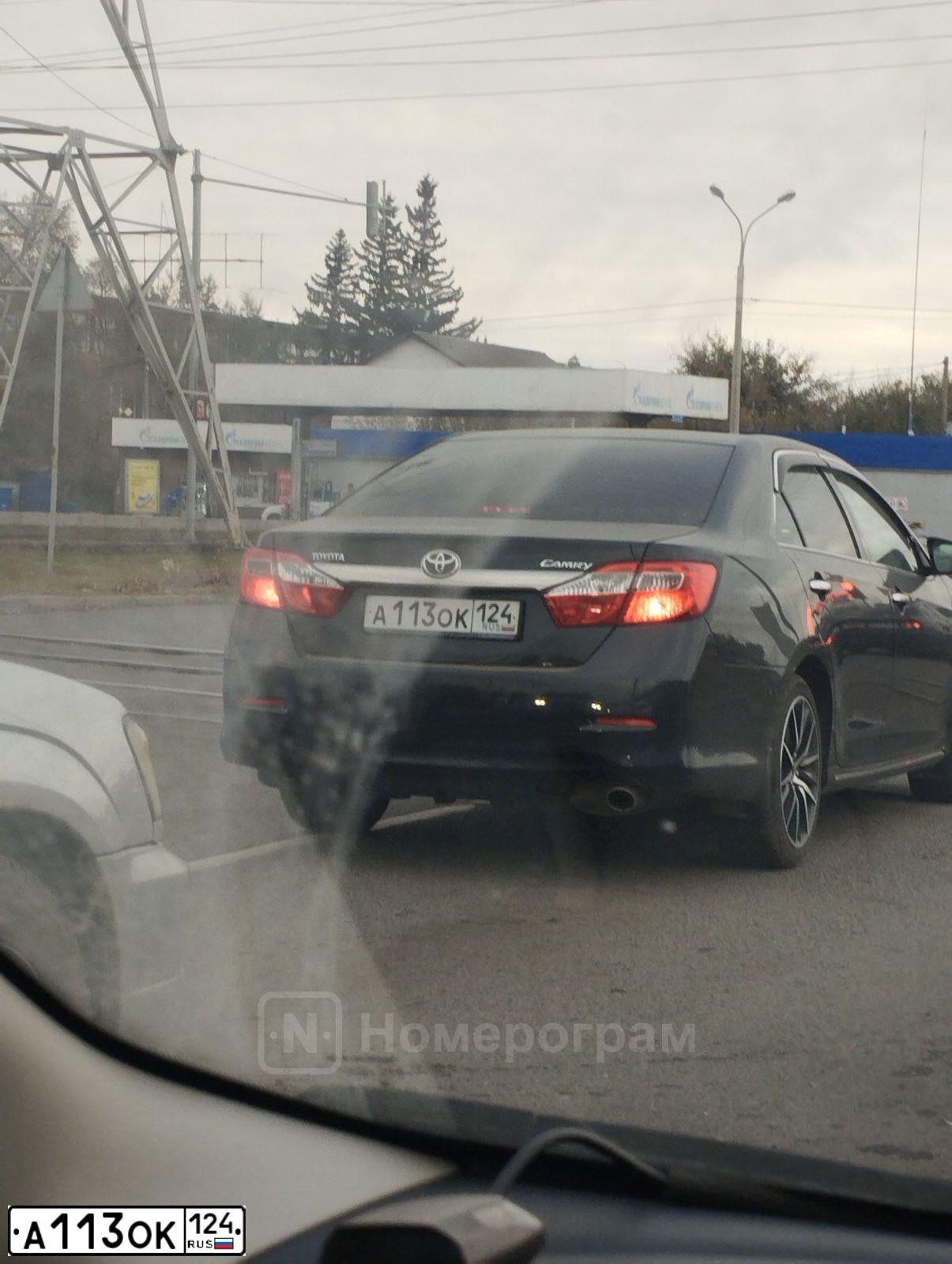 Фото автомобиля TOYOTA CAMRY, 2013 — госномер А113ОК124. Цвет: Темно-серый металлик