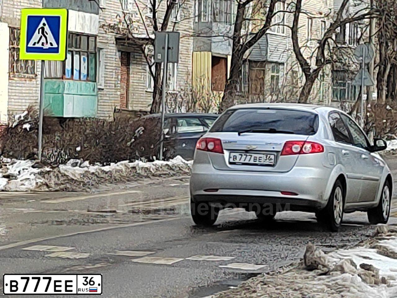 Фото автомобиля HYUNDAI GENESIS, 2014 — госномер Р777ЕЕ36. Цвет: ЧЕРНЫЙ
