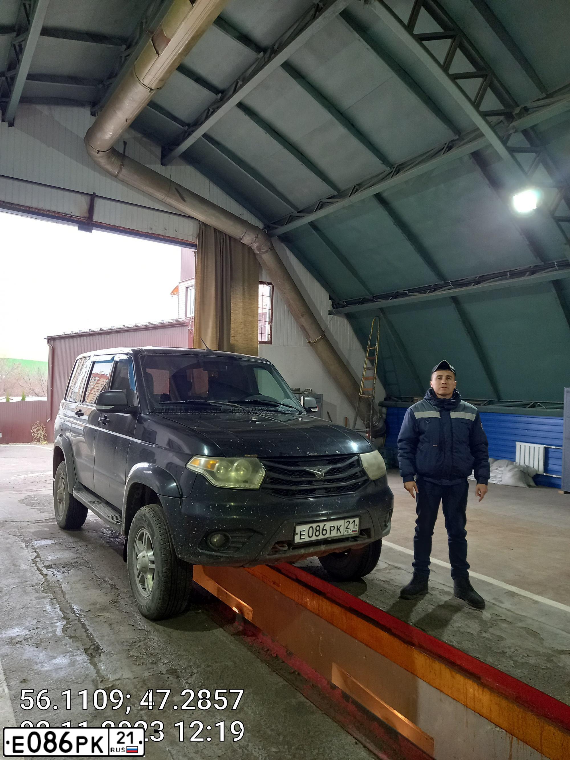 Фото автомобиля UAZ 3163 PATRIOT, 2016 — госномер Е086РК21. Цвет: ЧЕРНЫЙ МЕТАЛЛИК