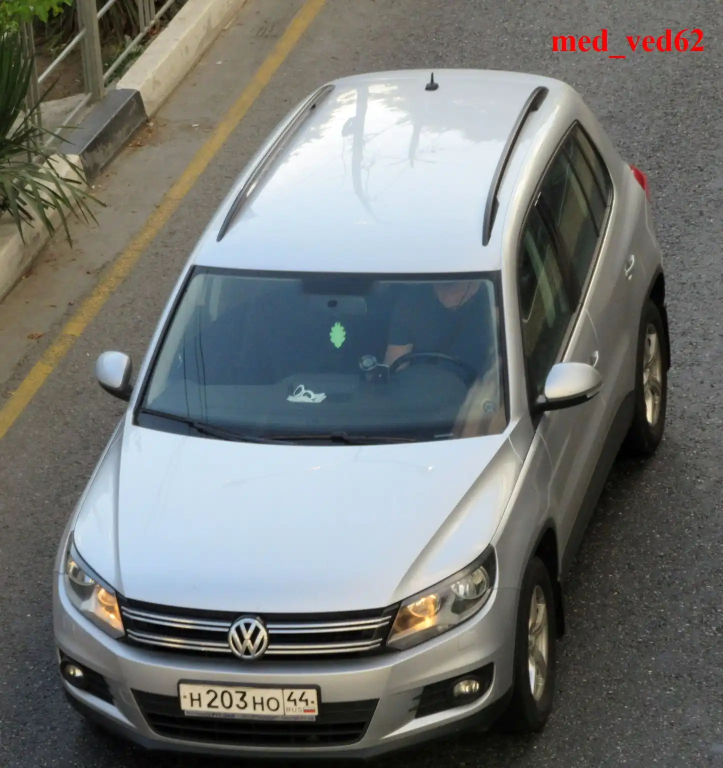 Фото автомобиля VOLKSWAGEN TIGUAN, 2011 — госномер О080ВО44. Цвет: Серебристый