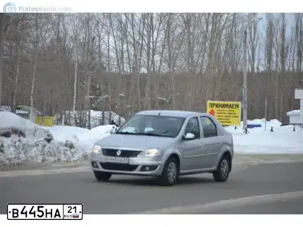 Фото автомобиля RENAULT LOGAN, 2011 — госномер В445НА21. Цвет: СВЕТЛО-СЕРЫЙ