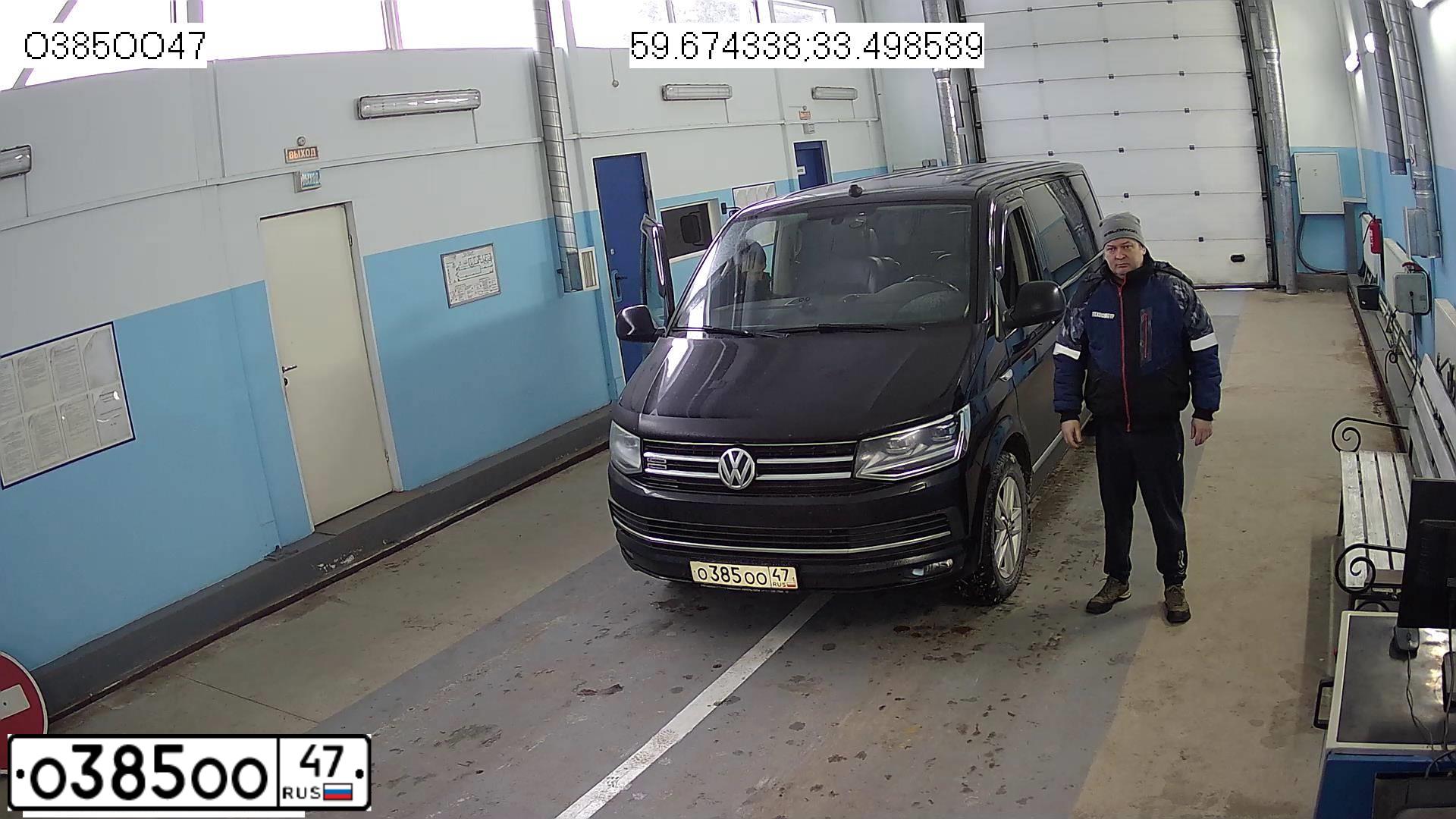 Фото автомобиля VOLKSWAGEN MULTIVAN, 2014 — госномер Е698ВС799. Цвет: ТЕМНО-БОРДОВЫЙ