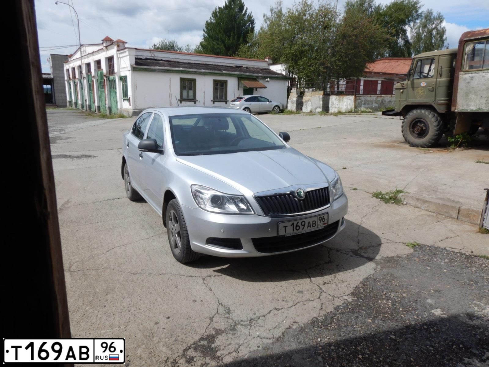 Фото автомобиля SKODA OCTAVIA, 2011 — госномер Т169АВ96. Цвет: СВ.СЕРЫЙ
