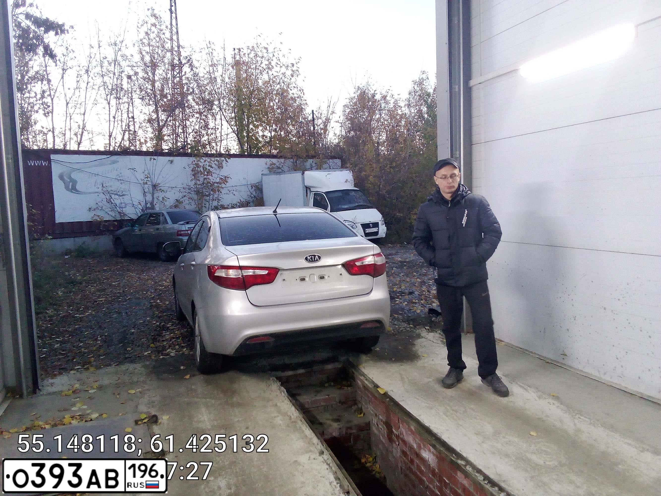 Фото автомобиля KIA RIO, 2011 — госномер Н002ЕМ178. Цвет: Серебристый