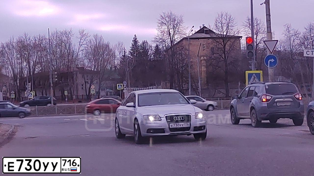 Фото автомобиля AUDI A6, 2004 — госномер Е730УУ716. Цвет: СЕРЕБРИСТЫЙ